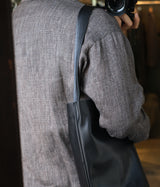 seya. "SEYA X ISAAC REINA CHASEN HOBO / MEDIUM / OIL LEATHER"