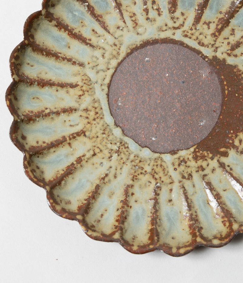 Kinjo Hiromu "Ash glaze chrysanthemum plate"