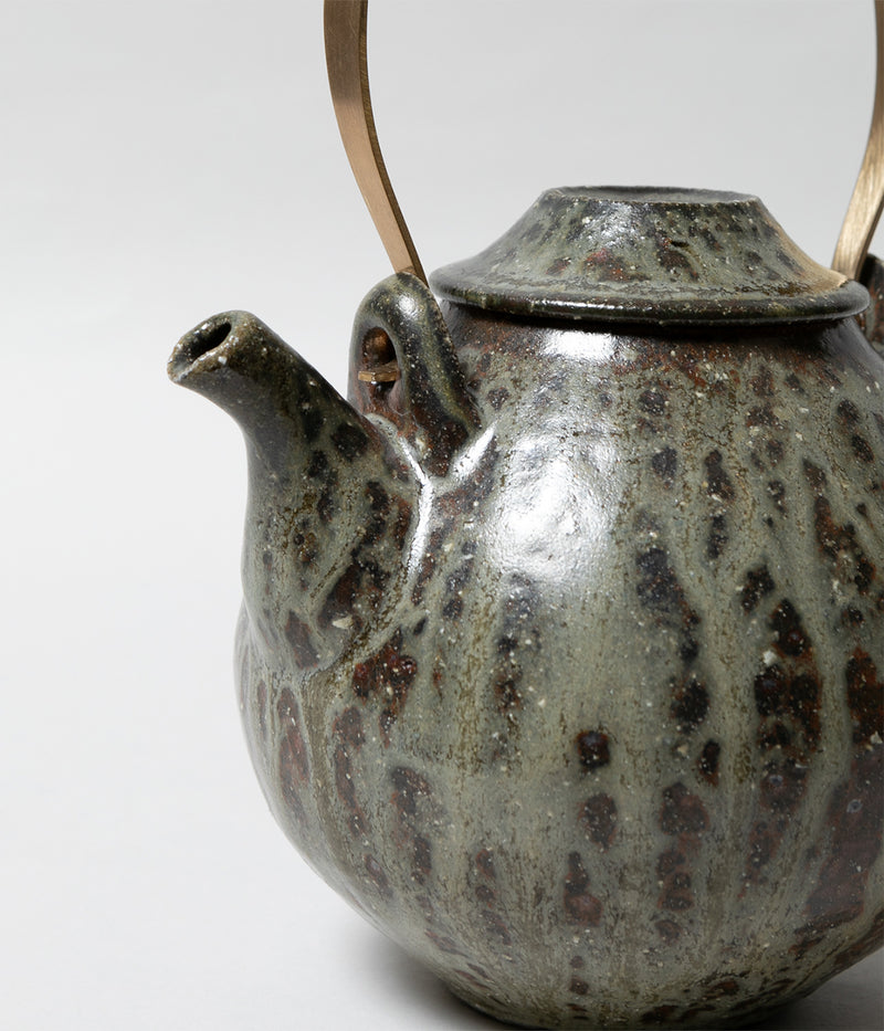 Kinjo Hiromu "Ash-glazed earthenware teapot"