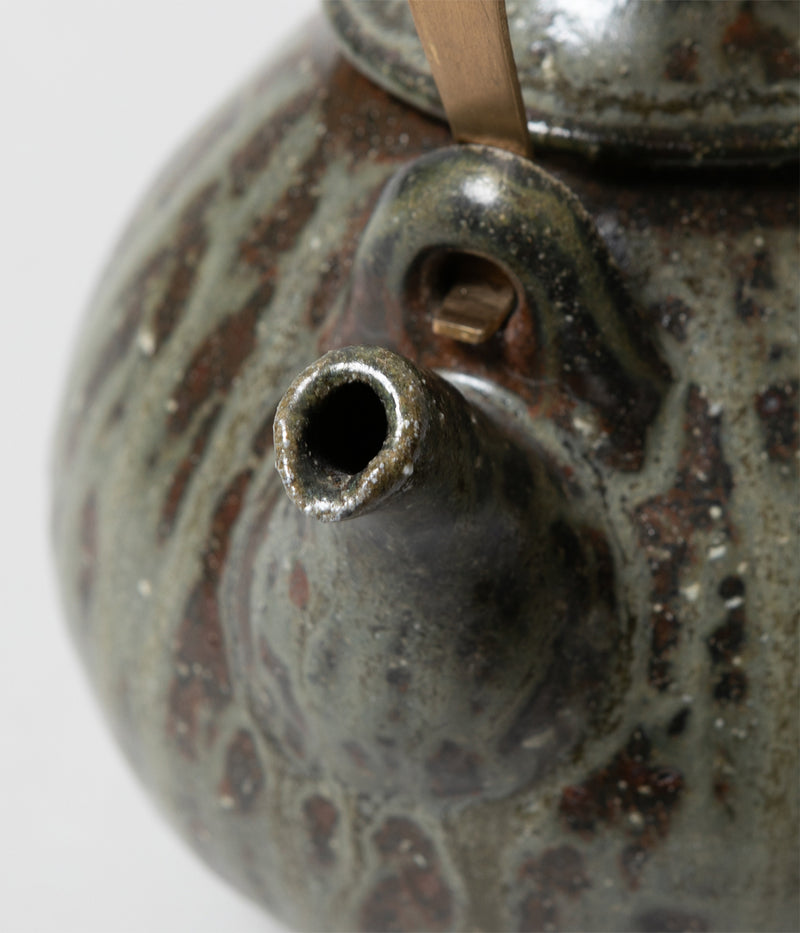 Kinjo Hiromu "Ash-glazed earthenware teapot"